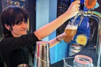 A professionel bar tender pouring beer out of the tab in Ficus Bar Tbilisi